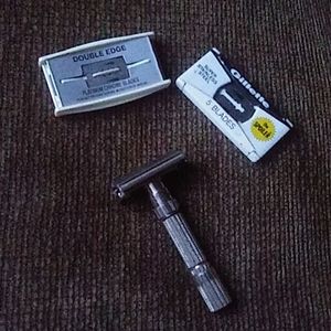 1960s Gillette razer with extra blades